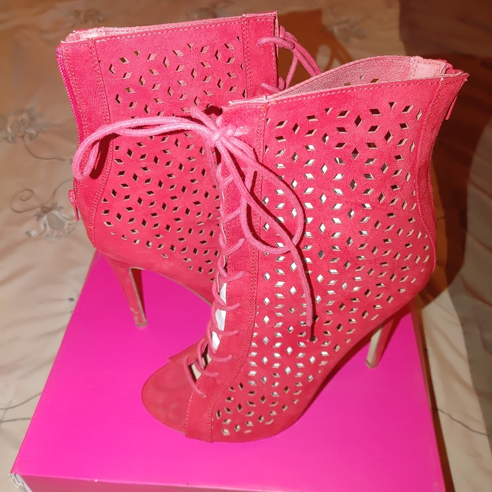 Red Shoedazzle booties